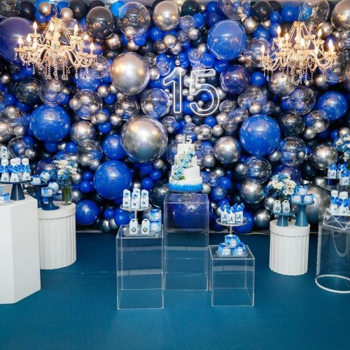 Parede de balões de grande porte aplicada à cenografia de evento social em Itajaí