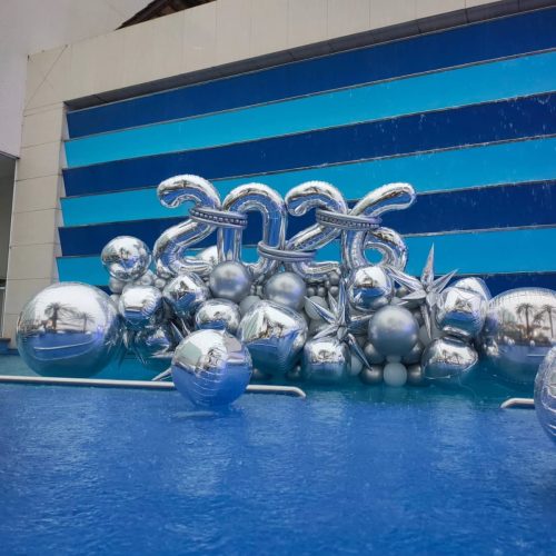 Ilha de balões com Orbz aplicada à cenografia de fim de ano corporativo em piscina em Itapema