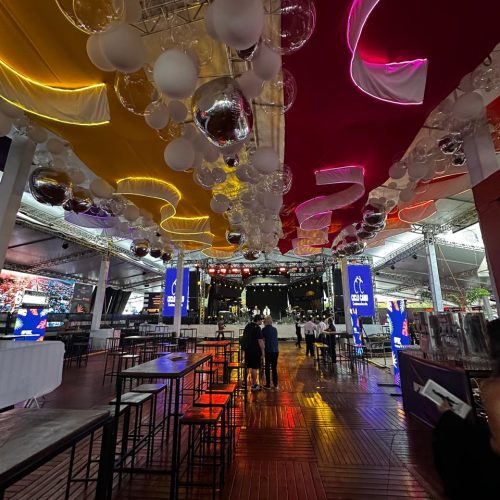 Balões no teto de alto porte para evento corporativo da FG Empreendimentos em Itajaí, cenografia aérea com 370 m de balões